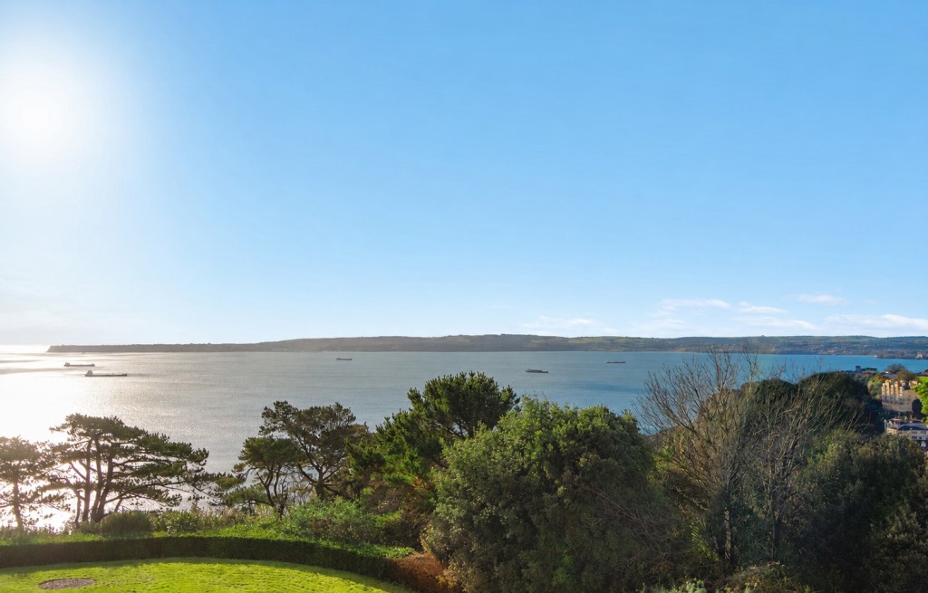 Lot: 141 - TOP FLOOR RETIREMENT APARTMENT WITH SEA VIEWS - Sea view from apartment